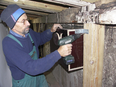 Anbringen eines Turmfalkenkastens an der Wand. Foto: A. Kistler