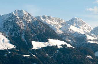 Berchtesgadener Alpen mit Schnee und Wald | © Thomas Duerst