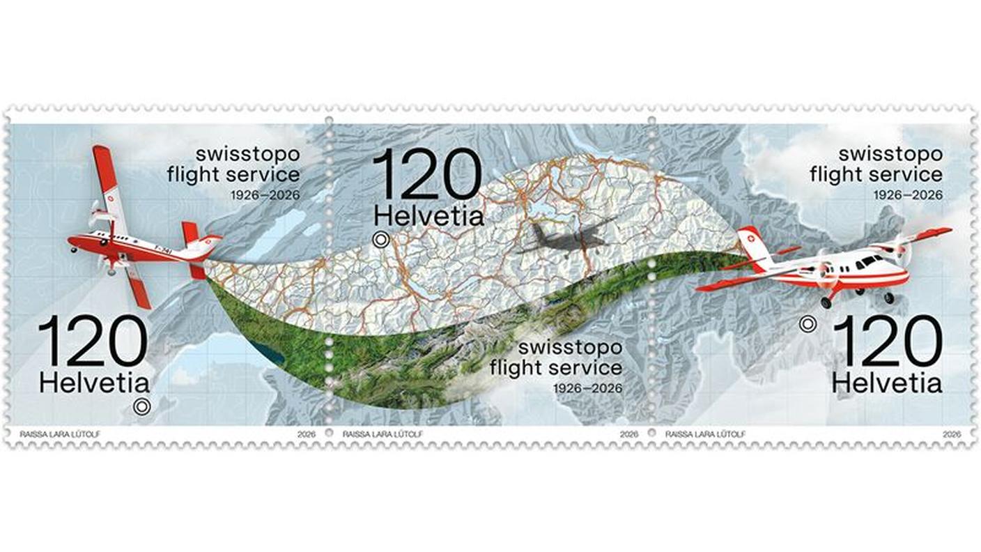 100 anni Servizio di volo swisstopo. I francobolli speciali mostrano come le riprese aeree diventano la base di precise cartine. Al centro, il leggendario Twin Otter.