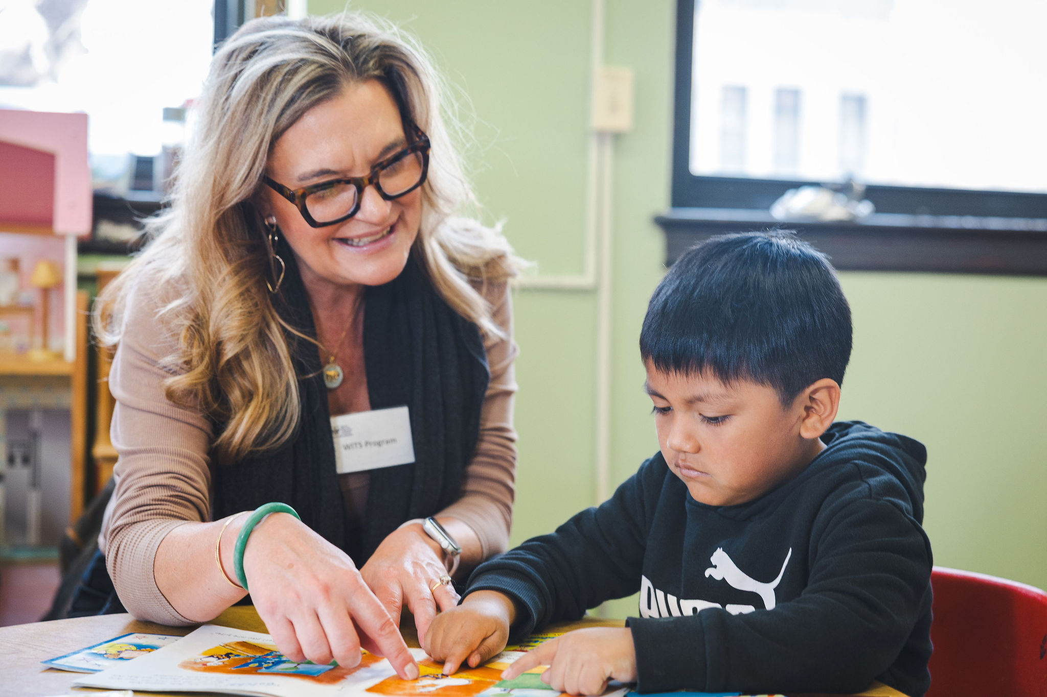 Brenda Langstraat Bui helps youth with reading as a literacy mentor with Working in the Schools at Talcott Dual Language Fine and Performing Arts Museum Academy in Spring 2025. (Moll Jean Nye)