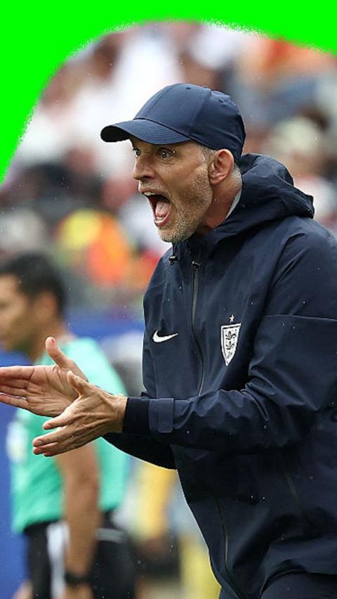 Thomas Tuchel giving instruction 