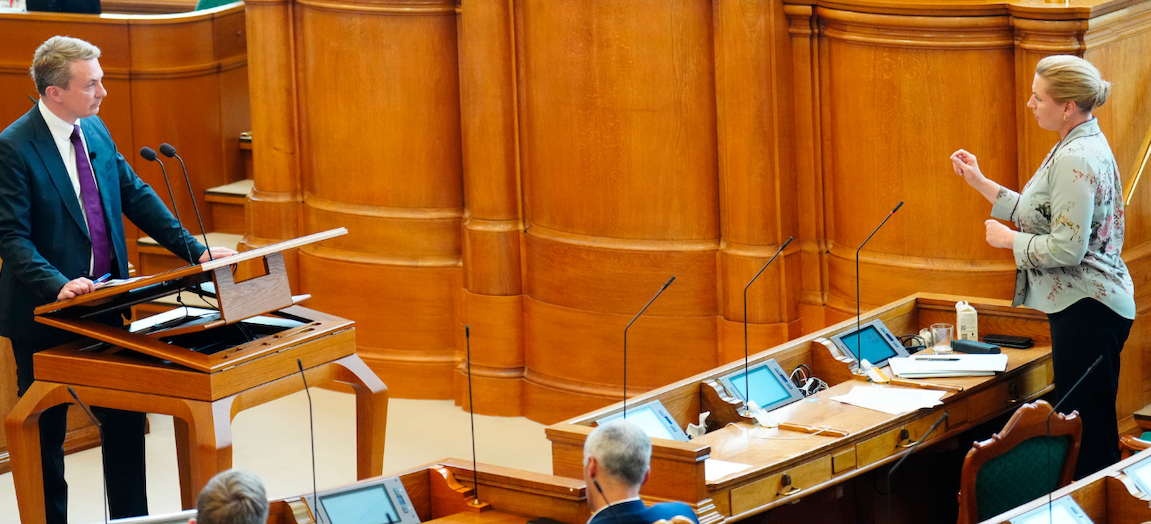 Partileder Morten Messerschmidt (DF) stiller spørgsmål til statsminister Mette Frederiksen (S) i folketingssalen.