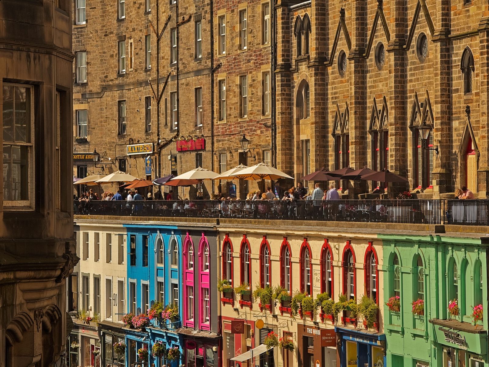 Verano en Edimburgo: festivales legendarios, jardines eternos y pubs que parecen no cerrar nunca
