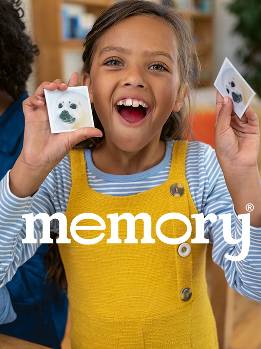 Kind hält memory Karten in die Höhe