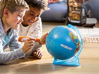 2 Kinder spielen gemeinsam mit dem tiptoi Globus