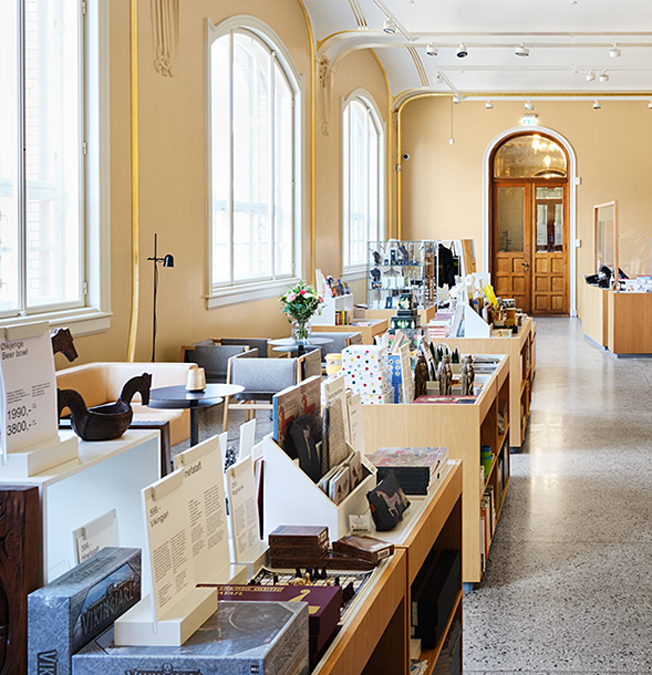 oversikt over museumsbutikken med masse varer.