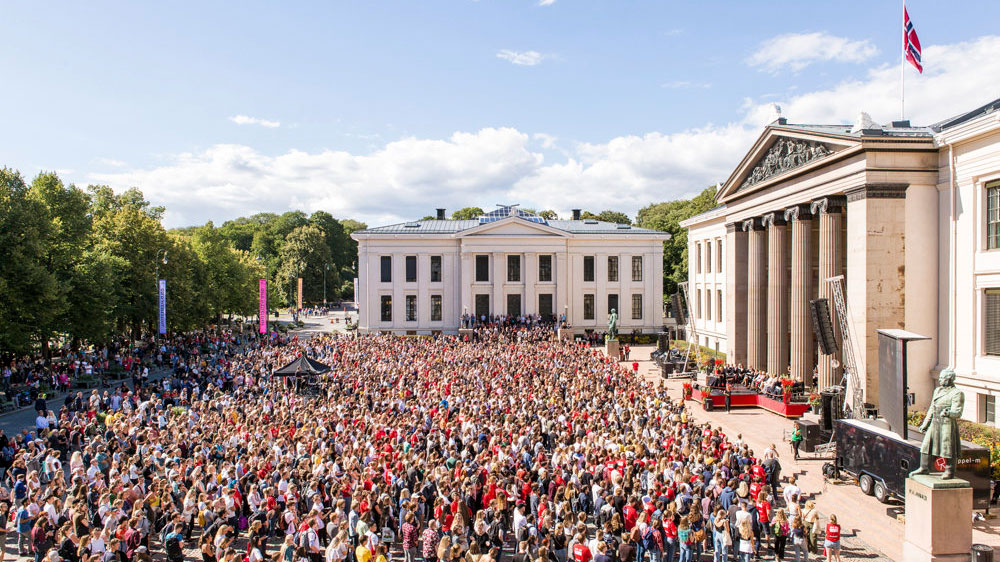 Stor mengde studenter foran universitetsplassen