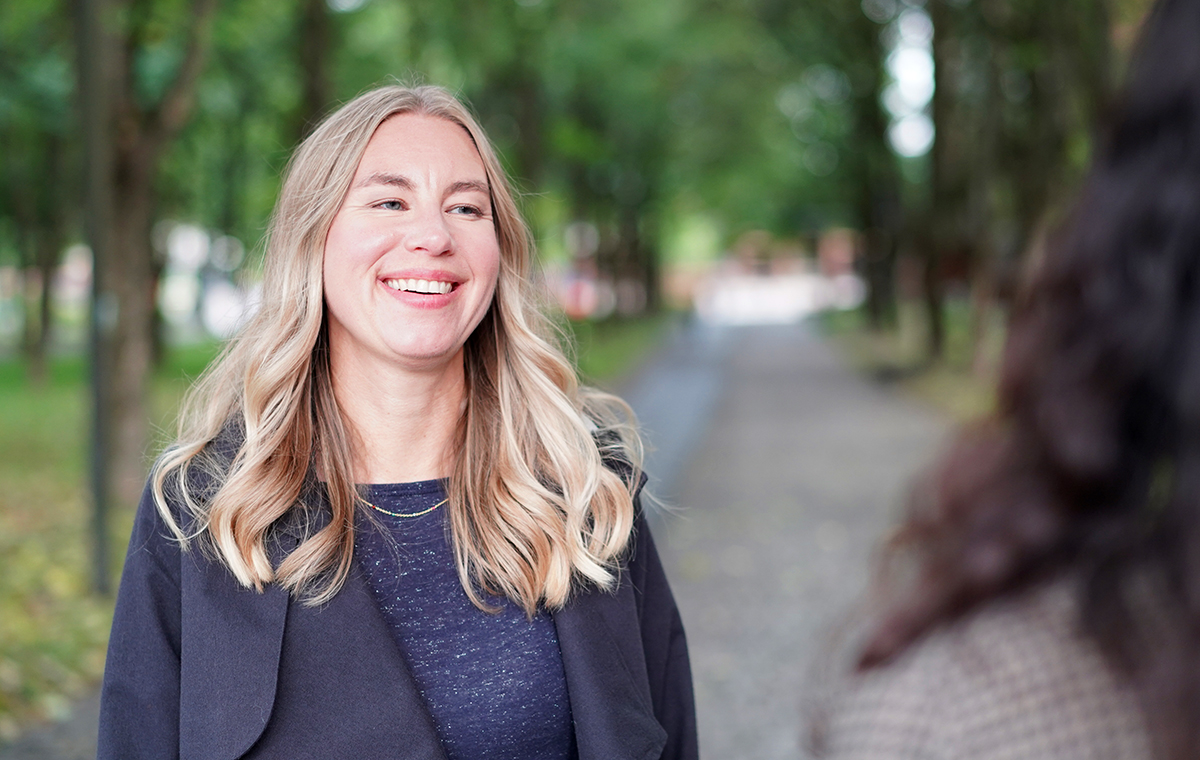 Bildet kan inneholde: hud, leppe, smil, ansiktsuttrykk, gatemote.