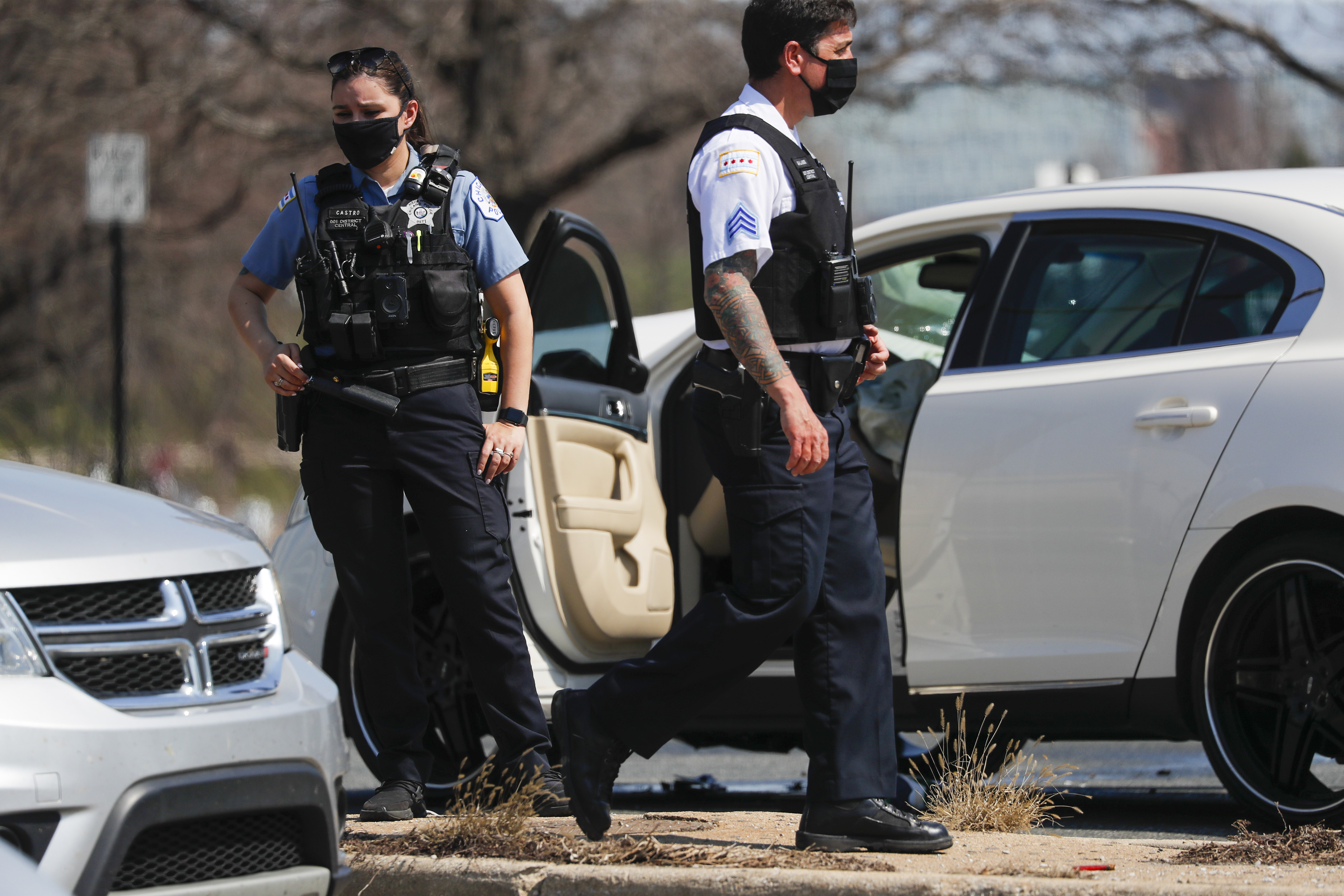 During the pandemic, Chicago police officers wear masks as they investigate a scene near East Monroe Drive and DuSable Lake Shore Drive on April 6, 2021. (José M. Osorio/Chicago Tribune)