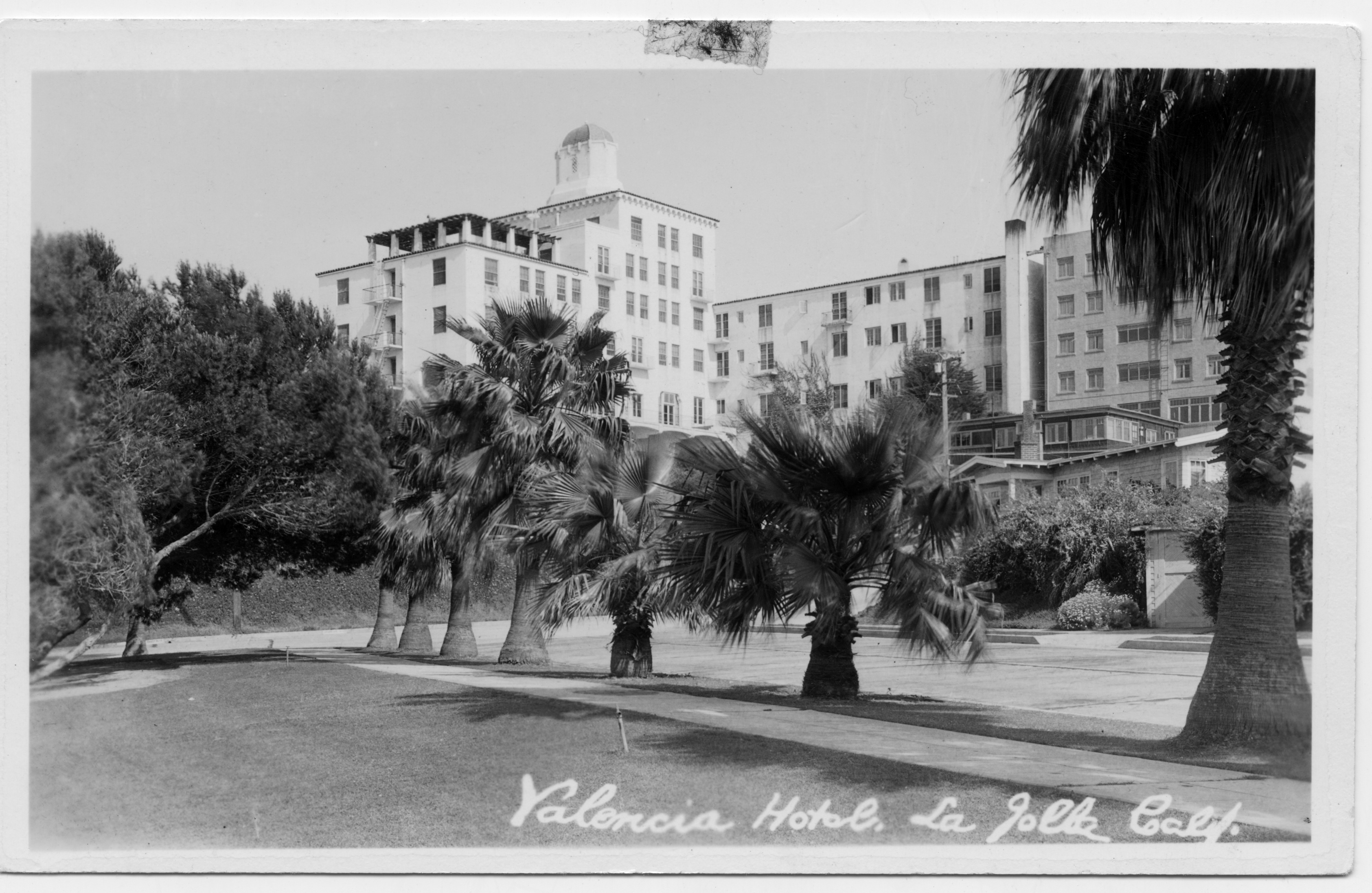 A La Valencia Hotel postcard, no date listed, donated by Mrs. Clara String. (Image courtesy La Valencia Hotel)
