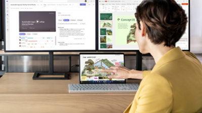 O persoană stând la un birou cu un computer