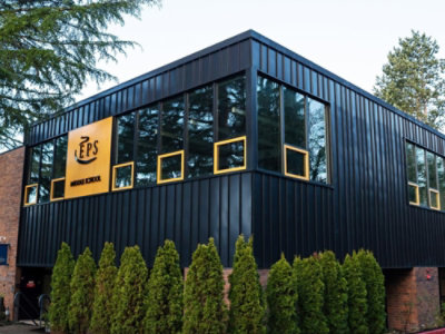 窓と看板のある建物