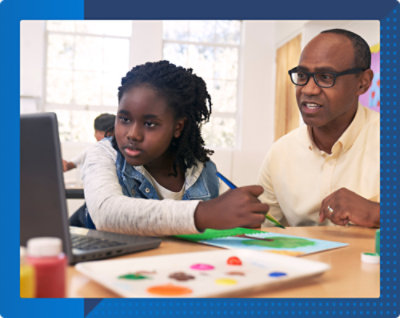 O persoană și un copil lucrează la un computer