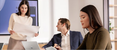 Inimesed istuvad koosolekuruumis.