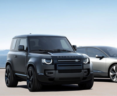 Land Rover Defender, паркиран до елегантно BMW i8, демонстрира контраста между здравина и модерен дизайн.