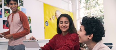 Un grup de persoane uitându-se la o tabletă.