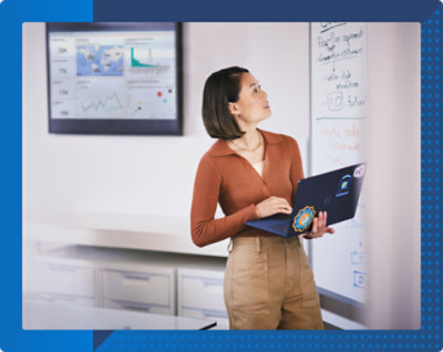 O persoană care ține un computer.