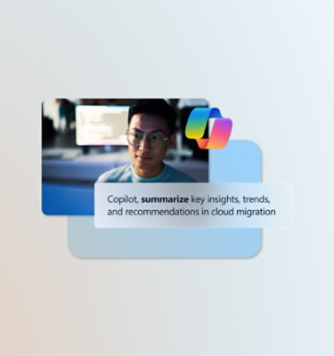 Seorang pria berkacamata menatap layar komputer yang menampilkan logo dan teks berwarna-warni tentang migrasi cloud.