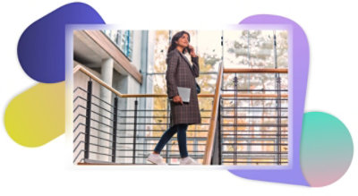 אדם עולה במדרגות במהלך שיחה בטלפון נייד.