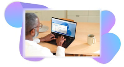 אדם משתמש ב- Outlook במחשב הנישא שלו.