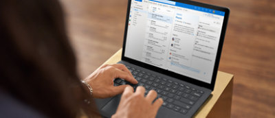 Naine tipib sülearvutis meilisõnumit.