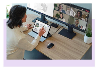 אדם יושב ליד שולחן עבודה עם צגים מרובים מציגים שיחת וידאו ב- Teams ועיצובים ארכיטקטוניים.