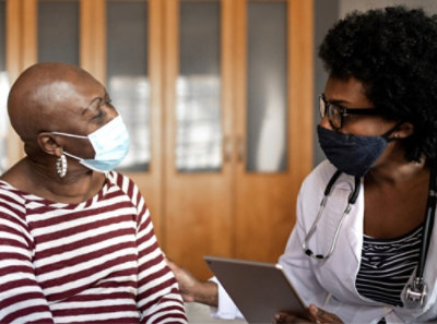 Лекар разговаря с жена в болница