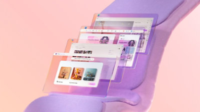 Lanku išdėstytų permatomų naršyklės langų šūsnis, plūduriuojantis švelniame rožinės ir violetinės spalvų fone.