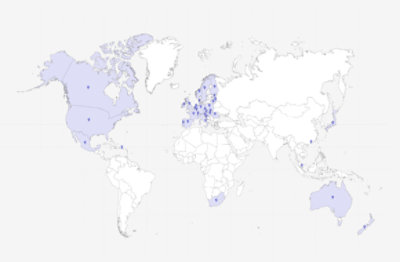 מפת עולם שמדגישה מדינות בצפון אמריקה, אירופה וחלקים באוקיאניה בכחול.