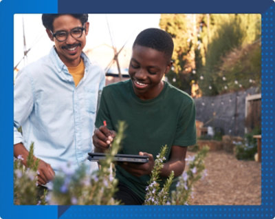 O persoană uitându-se la o tabletă