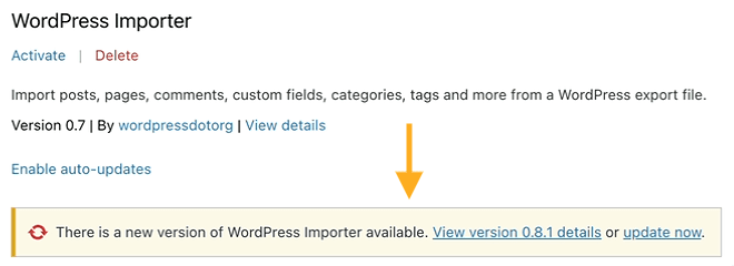Un plugin installato con un messaggio sotto i dettagli del plugin che segnala la presenza di una nuova versione del plugin, con l'opzione di visualizzare i dettagli della versione o di aggiornare ora.