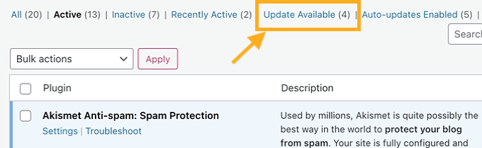 Una freccia punta al filtro "aggiornamenti disponibili".