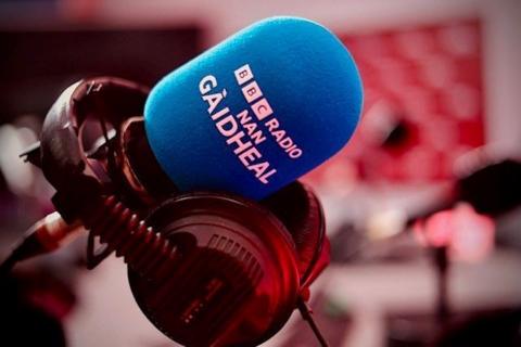 Micrafon le BBC Radio nan Gàidheal sgrìobhte air