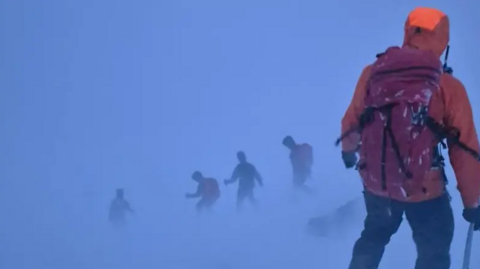 Còignear de Sgioba-teasairginn Ghleann Chomhann a-muigh san t-sneachda