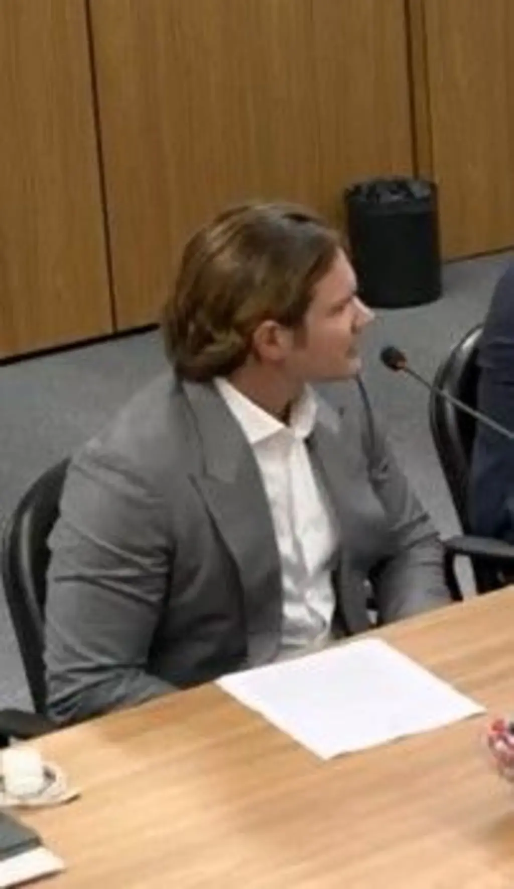 Daniel Vorcaro de perfil falando em um microfone enquanto presta depoimento à Polícia Federal