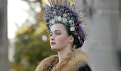 Một người tham gia tour diễn kịch hóa “Historical Mirror” mặc trang phục cách điệu với vòng hoa đội đầu, tại Ternopil, miền tây Ukraine. (Nguồn ảnh: Oleh Snitovskyi/Ukrinform/Future Publishing qua Getty Images)