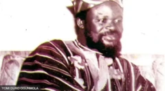 Duro Ladipo wọ ofi, jokoo lori aga, o n wo ẹgbẹ, o si n rẹrin-in musẹ