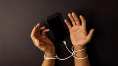 Мобил телефон сими билан боғланган аёл қўли.