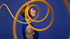 Жінка, навколо неї жовті кола, які символізують повторювані думки