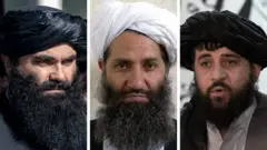 Imagen compuesta con los rostros del líder supremo de Afganistán, Hibatullah Akhundzada, en el centro, y los ministros Sirajuddin Haqqani (izquierda) y Mohammad Yaqoob (derecha).