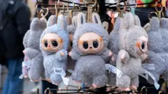 သွားချွန်ချွန်လေးတွေနဲ့ ပြုံးဖြီးဖြီးလုပ်နေတဲ့ လာဘူဘူ မွန်းစတားအမွေးပွအရုပ်လေးတွေ