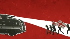 Водометы в надписью POLICE пускают воду на демонстрантов с флагами Грузии