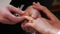 venčanje, venčano prstenje, burme, mladenci razmenjuju burme