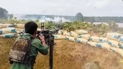 မတ္တရာ၊ စဉ့်ကူးနဲ့ သပိတ်ကျင်းကို တော်လှန်ရေးတပ်တွေစိုးမိုးစဉ် ဧရာဝတီမြစ်ကြောင်းကဖြတ်သွားတဲ့ စစ်တပ်ရေယာဉ်တွေကို တိုက်ခိုက်တဲ့မြင်ကွင်း 
