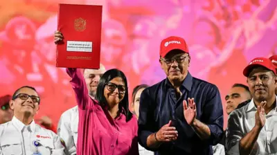 La presidenta encargada, Delcy Rodríguez, junto a su hermano y presidente de la Asamblea Nacional, Jorge Rodríguez, tras la aprobación de la reforma de la Ley de Hidrocarburos.