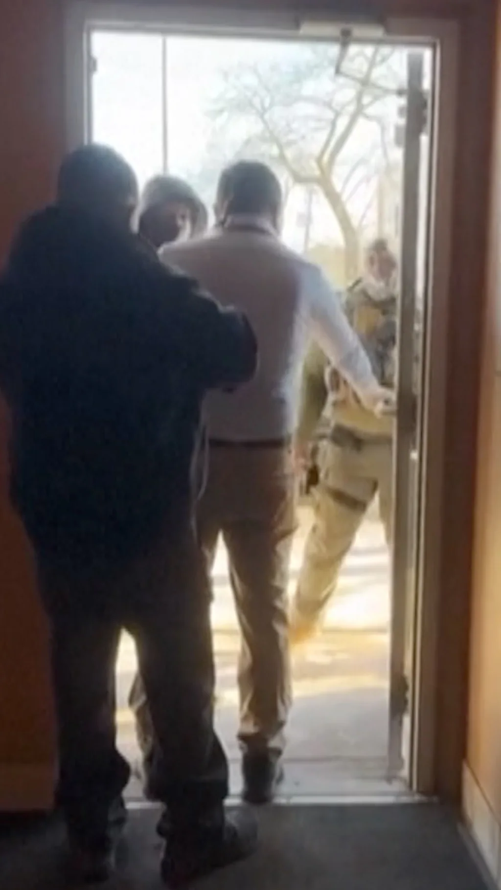 ICE agent pokušao da uđe u konzulat Ekvadora u Americi