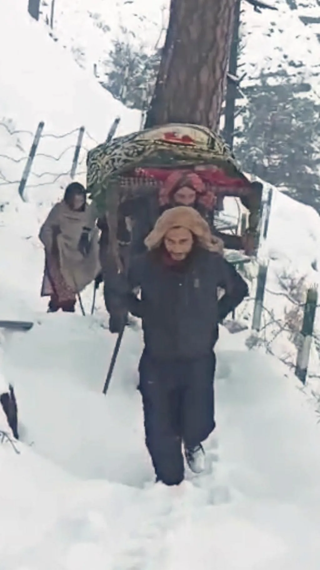 જમ્મુ-કાશ્મીરમાં ગર્ભવતી મહિલાને ખાટલા પર હૉસ્પિટલ લઈ જવામાં આવી