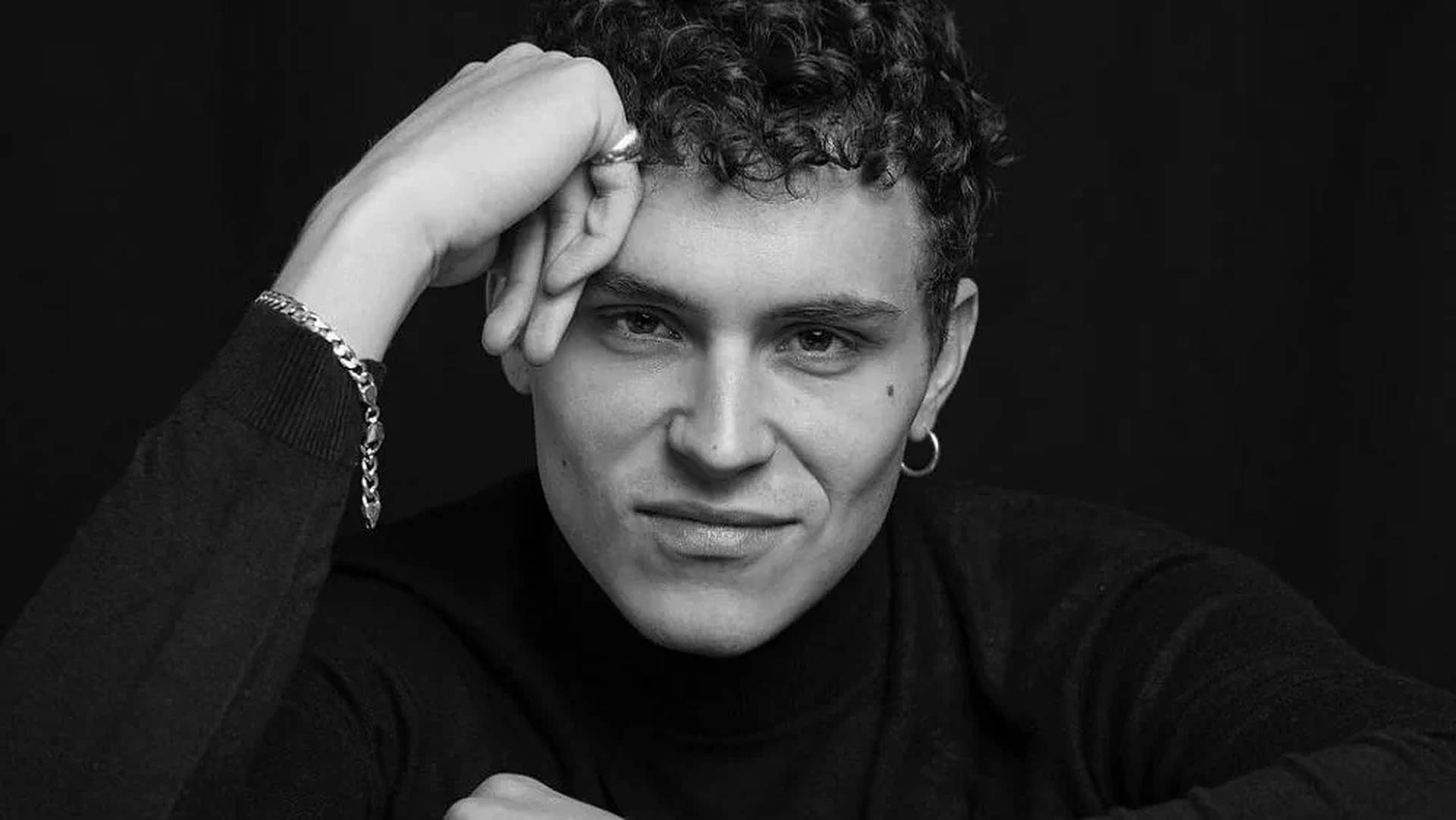 Aron Piper Background Photos