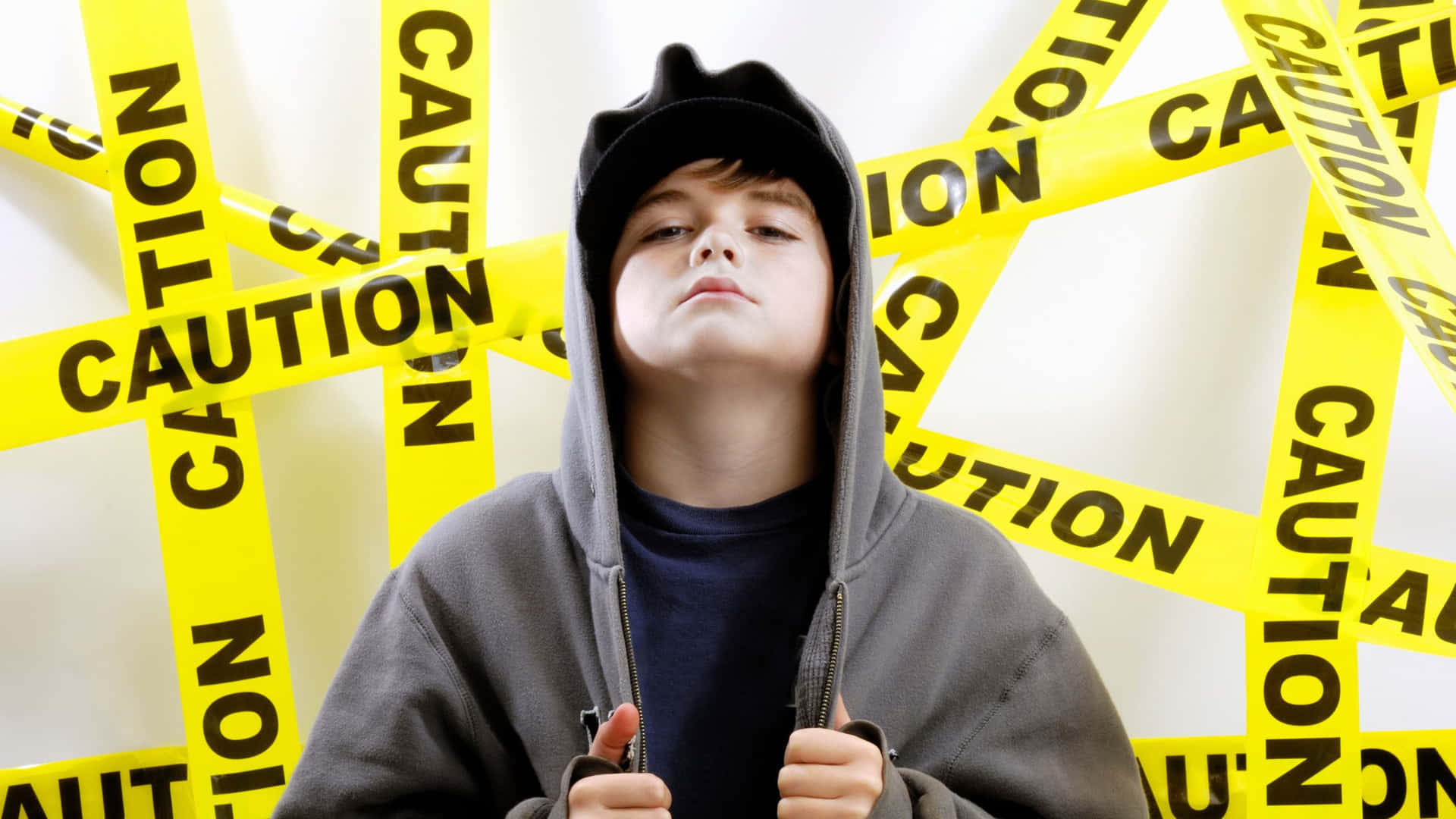 Unik Blandning Av Selvtillit Og Stil - 4k Gutters Holdning I Hoodie Bakgrunnsbildet