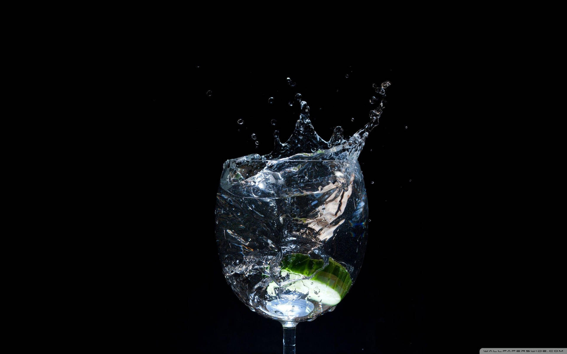 Aesthetic Cucumber Slice Drink Splash Wallpaper